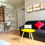 1 bdrm condo 5 minutes walk to BTS FREE Wifi