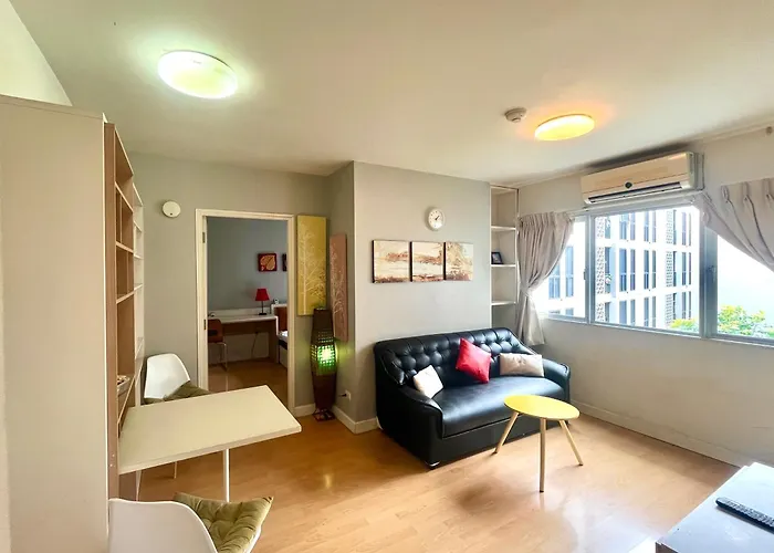 1 bdrm condo 5 minutes walk to BTS FREE Wifi